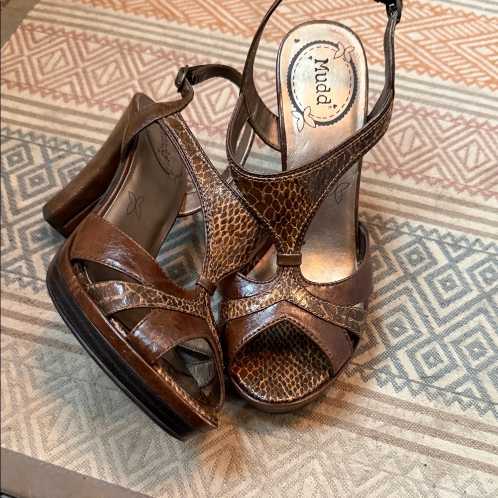 Mudd Brown Textured Heels